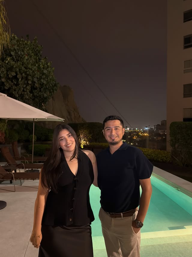 Pamela y Eduardo junto a la piscina
